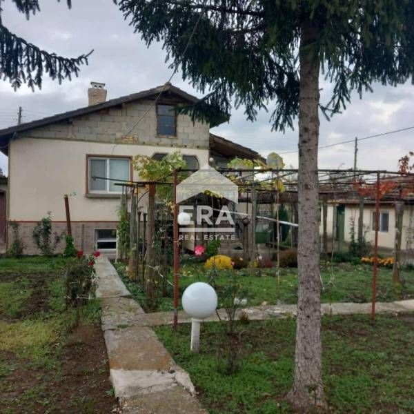 Само в ЕРА Визия! Две къщи, с двоен гараж и голямо дворно място, с пло