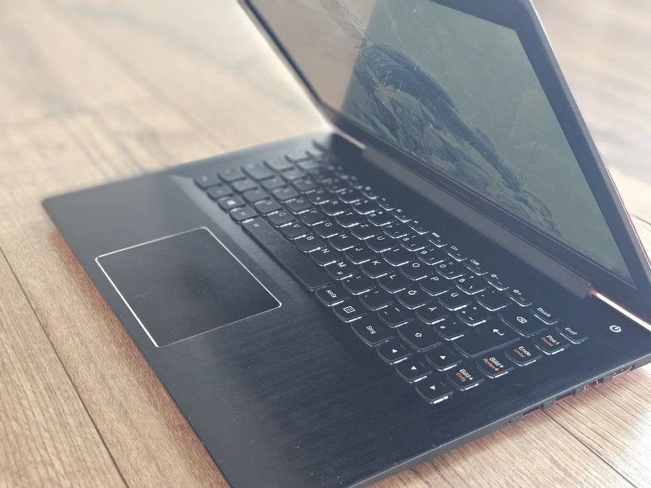Laptop de gaming Intel i7 8GB SSD 256GB 2 placi video 14 inch fullhd, taste iluminate, Lenovo rosu stare foarte bună jocuri