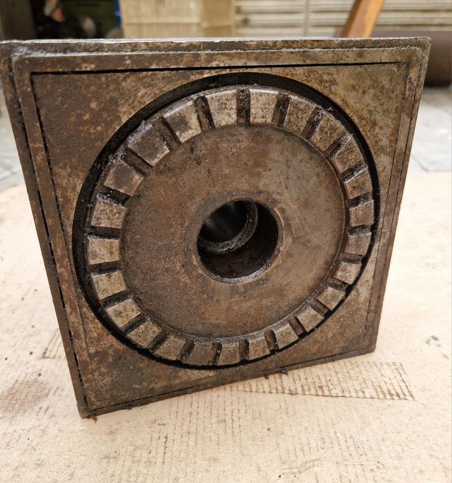 Продавам държач за ножове