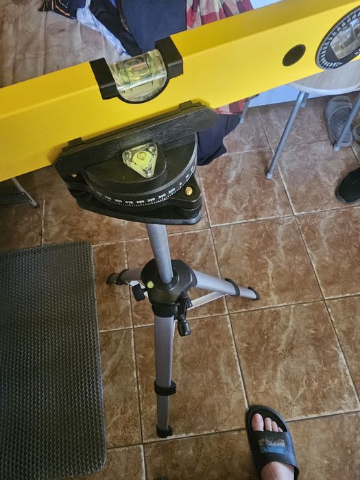 Nivela cu laser si trepied