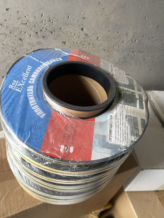 Уплотнитель самоклеящийся