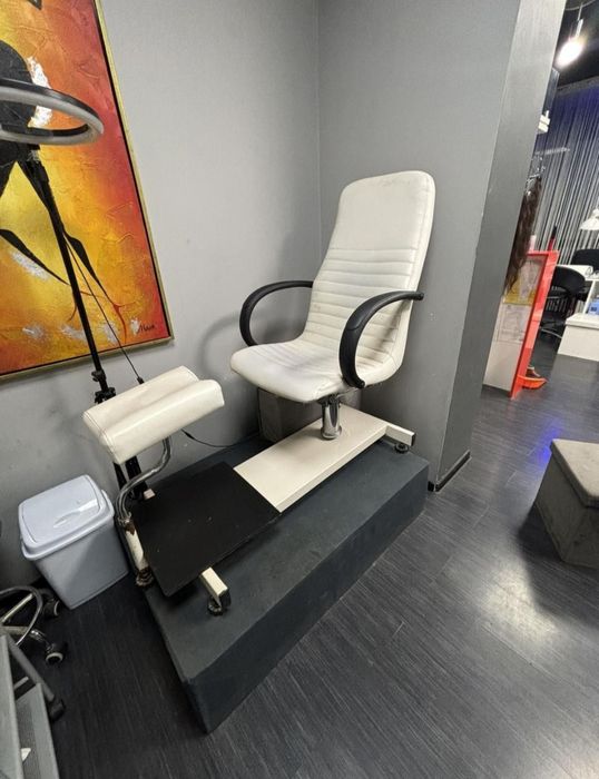 Педикюрен стол с подиум
