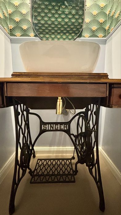 Lavoar baie pe masă de cusut Singer originală, restaurată, design unicat