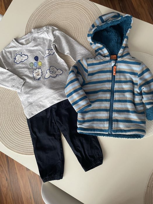 Set de haine pentru băiețel de 9–12 luni (74–80 cm), de la H&M, Koton Baby și Pusblu (include o bluză, pantaloni și un pulover călduros).