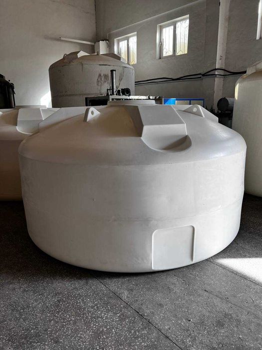 Емкости пластиковые горизонтальные и вертикальные