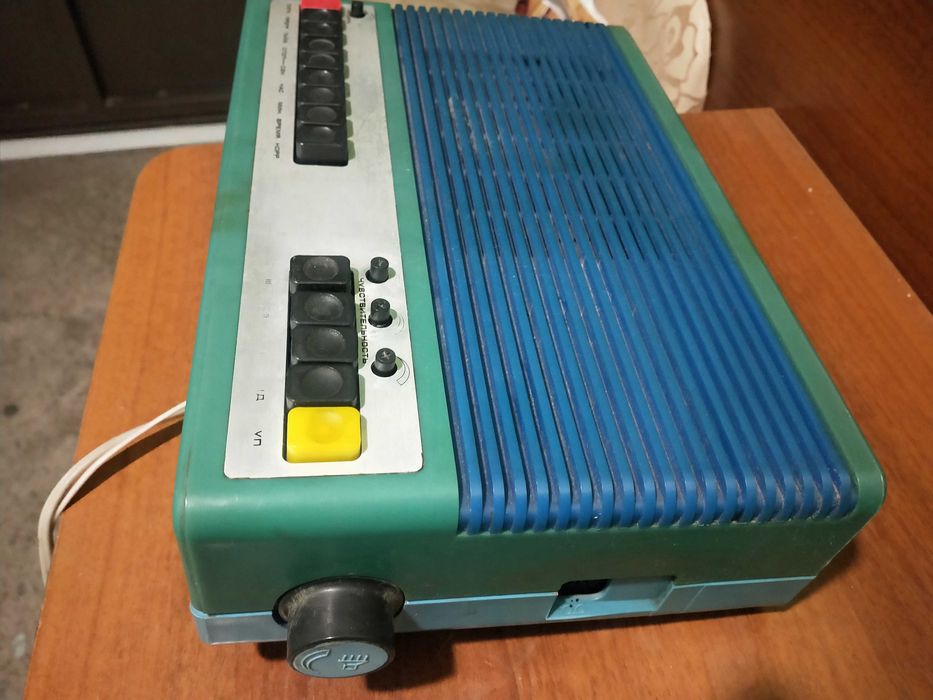 Радиоприемник трехпрограмный ретро