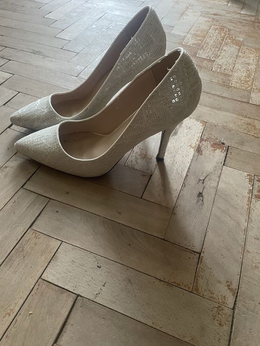 Официални обувки с ток