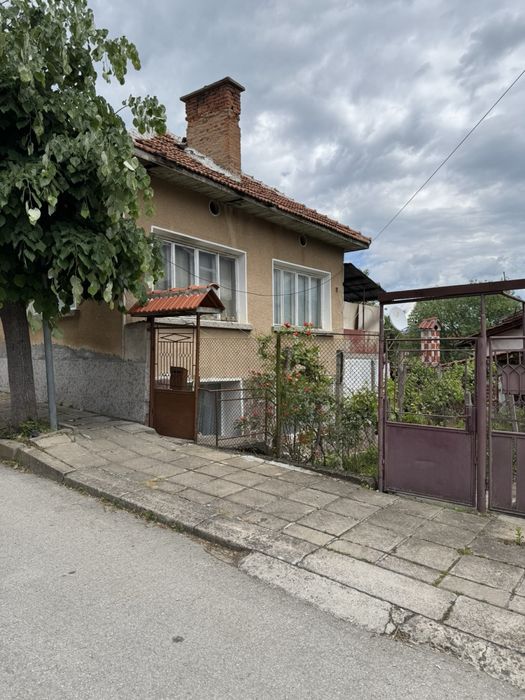 Продавам къща / етаж от къща в гр. Вършец