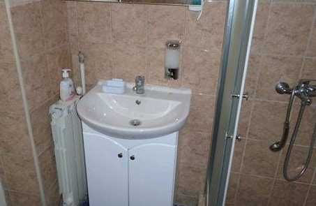 Дава се под наем Четиристаен апартамент в Бургас, Меден рудник - зона А - 95 кв.м за 229.5 € - Снимка #2