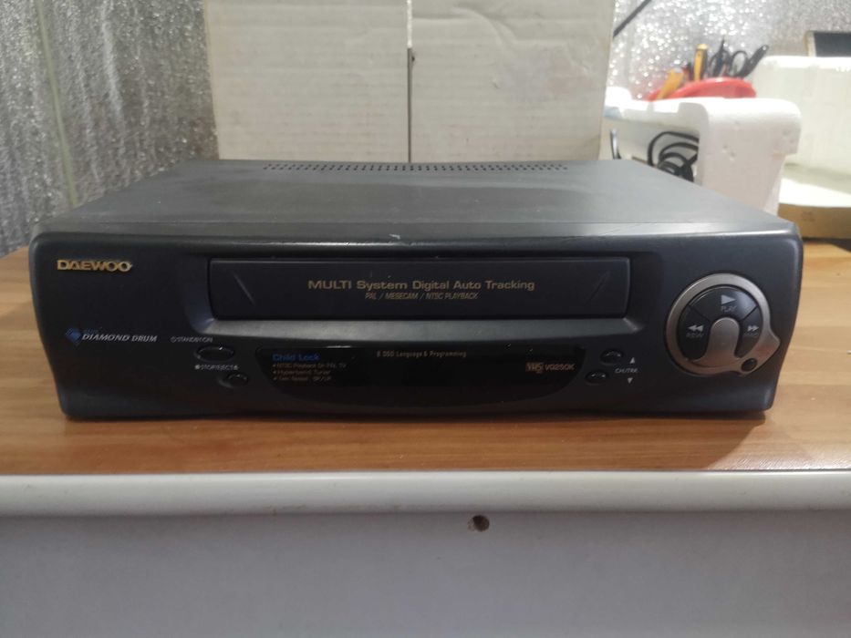 видео магнитофон DAEWOO VQ 270K и комплект  видео кассет 25 шт