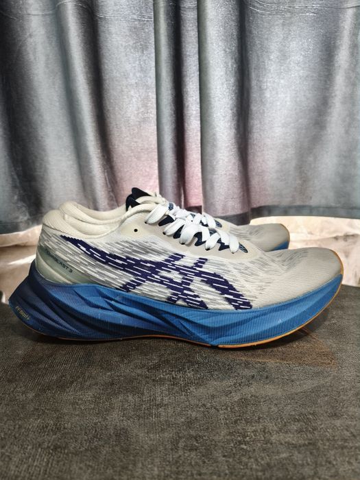 Оригинальные кроссовки Asics Novablast 3
