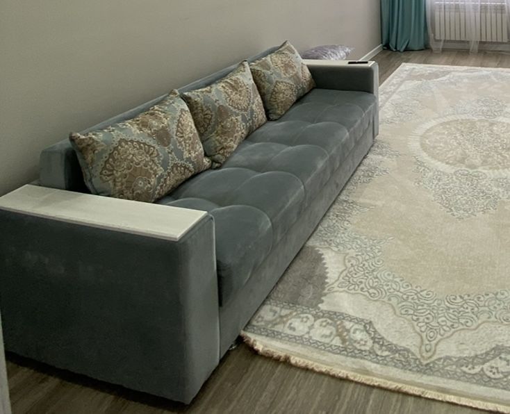 Диван, стол + 4 стула