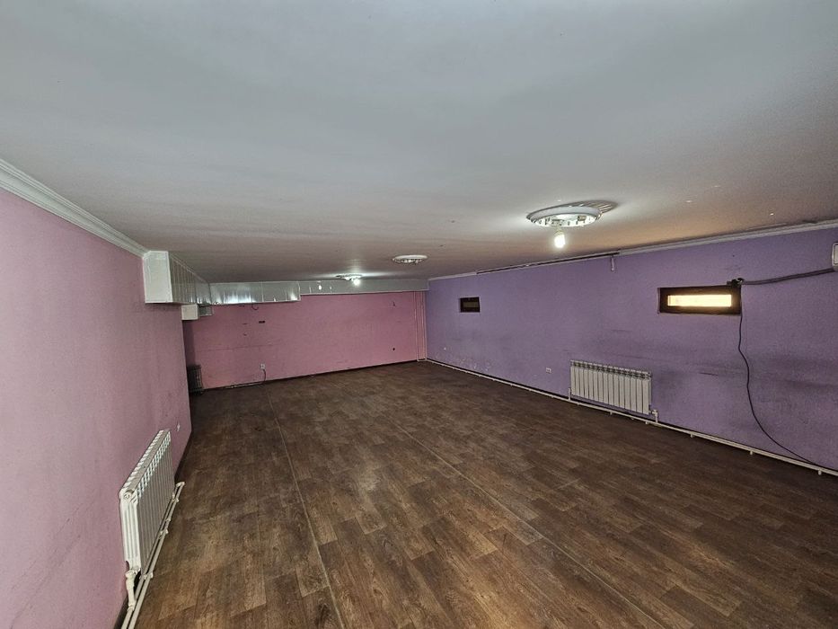 Katta ofisga,magazinga ,oquv markaziga tugri keladigan joy sotiladi, 2