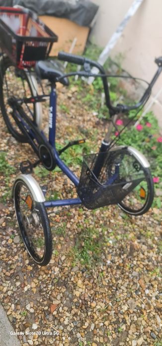 Vând bicicleta cu trei roti