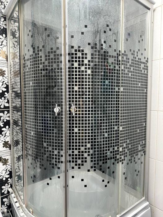 Угловая душевая кабина