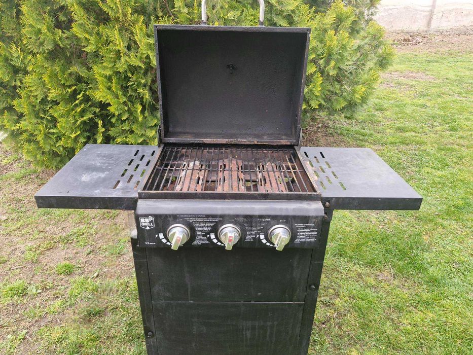 Газово барбекю с 3  горелки, термометър, маркуч и винтил за газ.