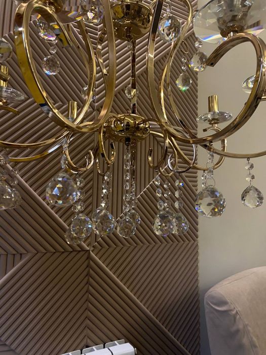 Настоящая хрустальная люстра.