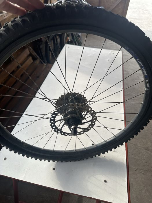 Vand o roata/ janta spate pentru bicicleta pe 26