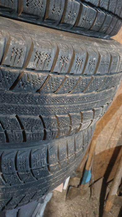 Продаю шины зимние 16