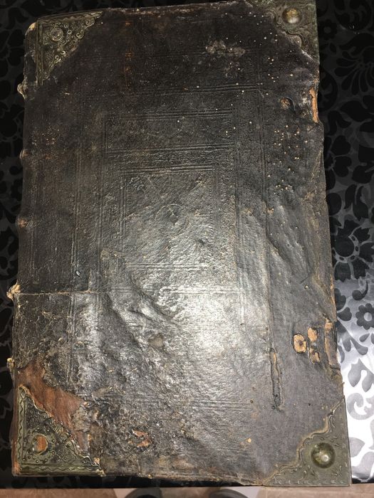 Vand carte foarte veche Biblia .