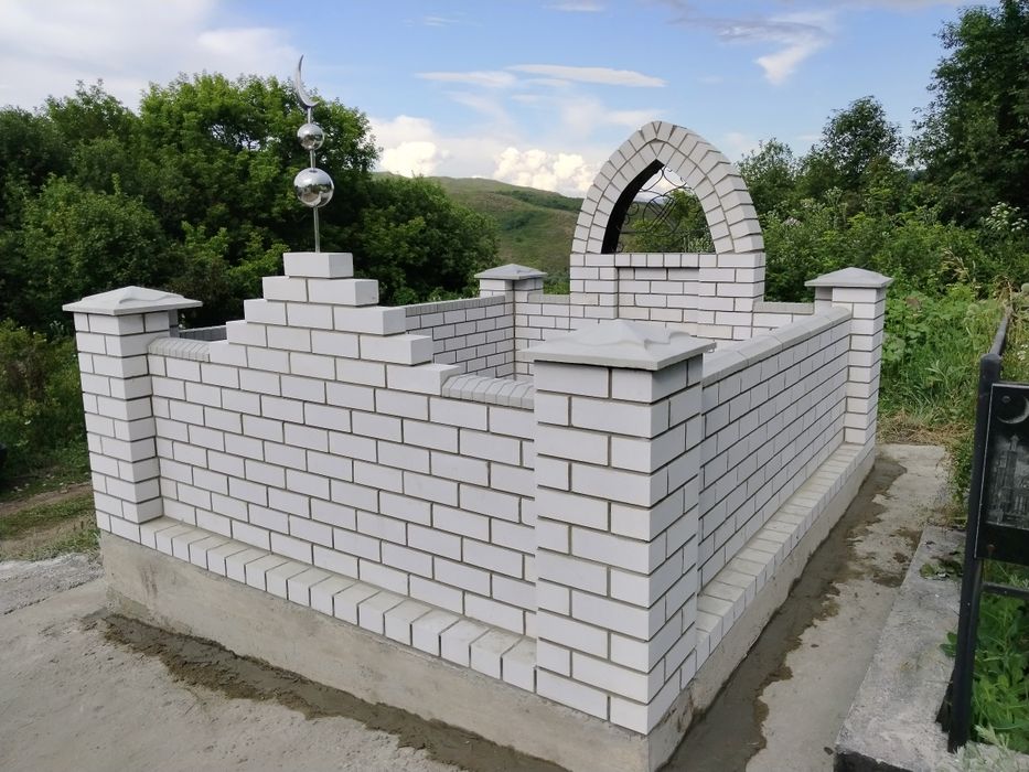 Каменщик выполняет все виды кладки