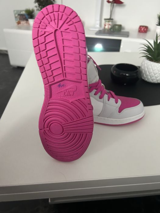 Air Jordan 1 Mid Fire Pink