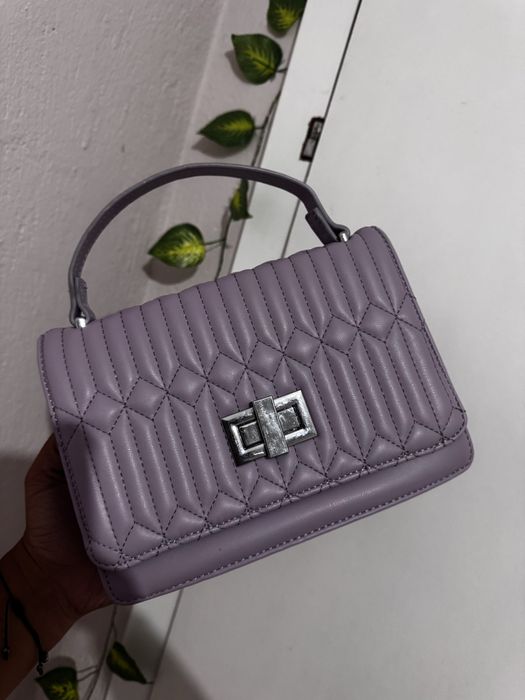 Лилава чанта с каишка