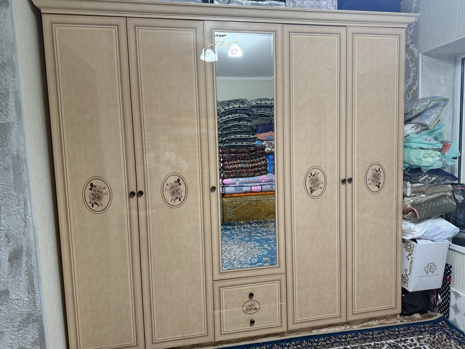 Срочно продам спальный гарнитур !