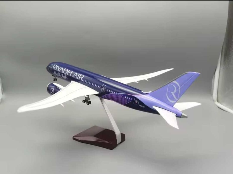 47 CM, senzationala macheta business de avion Boeing 787 Dreamliner Riyadh Air