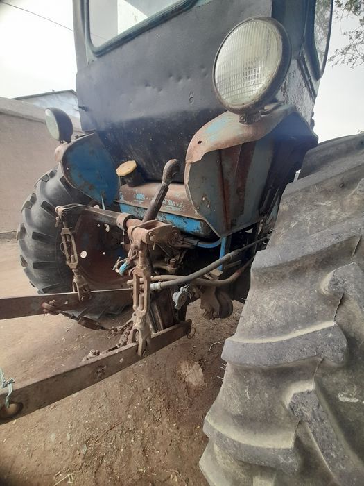 T 28 traktor sotladi xolati zòr kraskasi radnoy balonlari yangi
