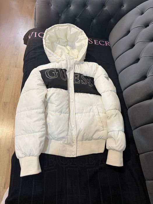 vând geacă de iarnă albă guess