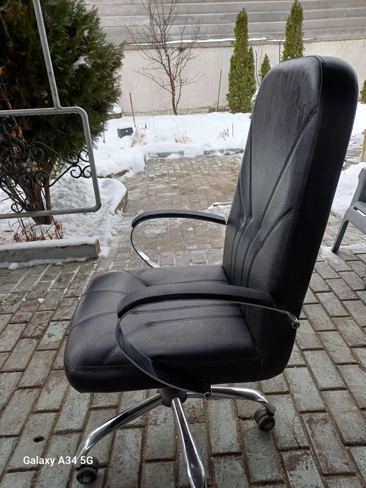 Кресло офисное, для работы на удаленке.