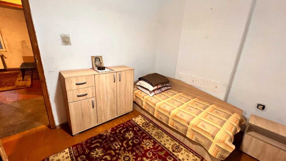 ПРОДАВА СЕ: Просторна двуетажна къща с двор и чудесна локация!