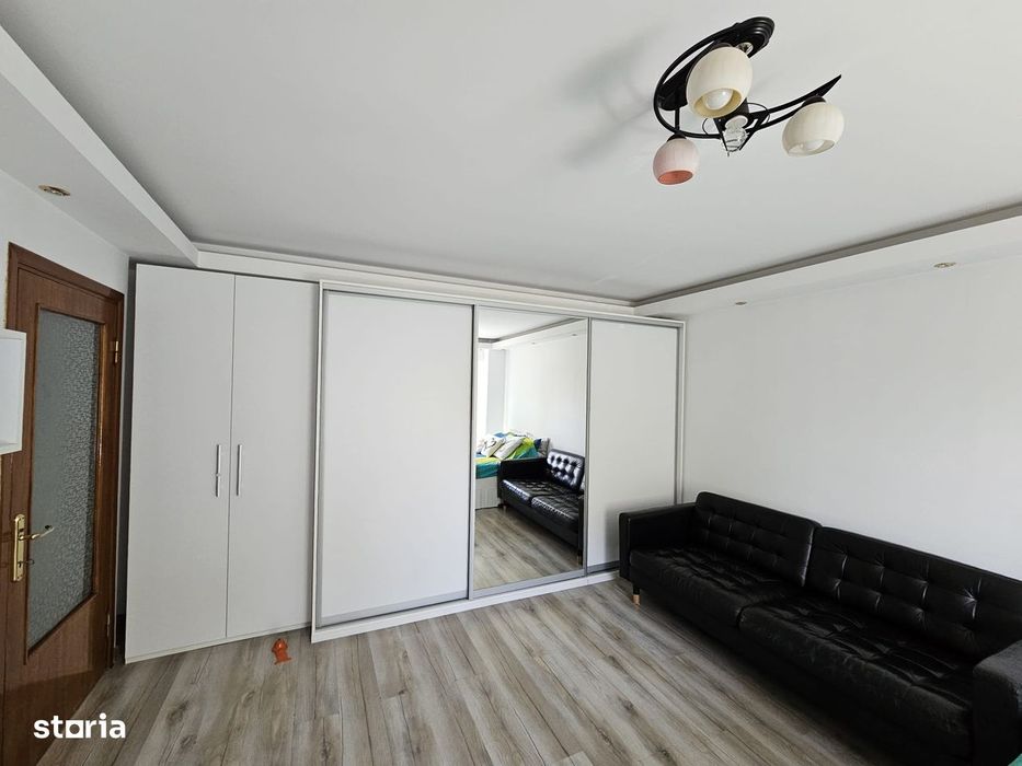 Garsonieră spațioasă cu balcon și mobilier complet