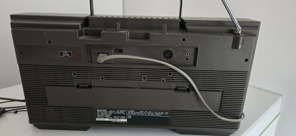 Vând radiocasetofon Sharp original Japan impecabil !