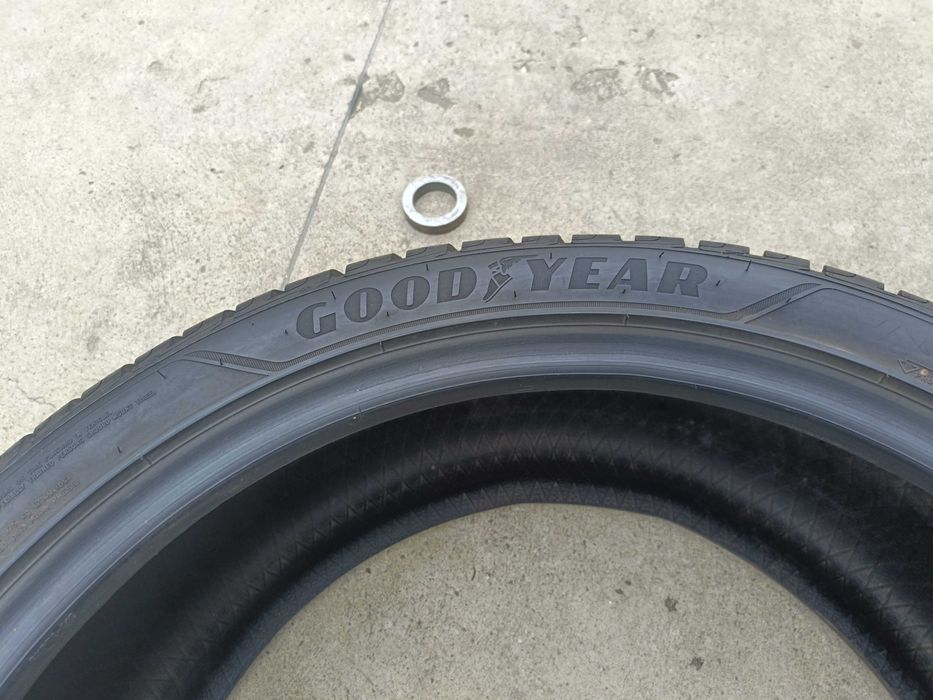 O anvelopa de iarna 295 35 21 Goodyear UltraGrip Performance 7,8 mm