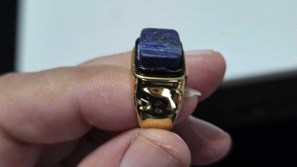 Inel vintage din metal comun aurit cu lapislazuli