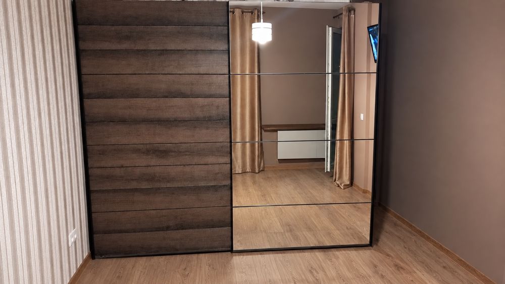 Голям гардероб с плъзгащи огледални врати – 220 × 210 × 60 см