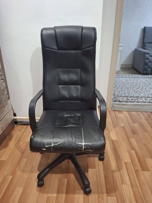 Большое офисное кресло