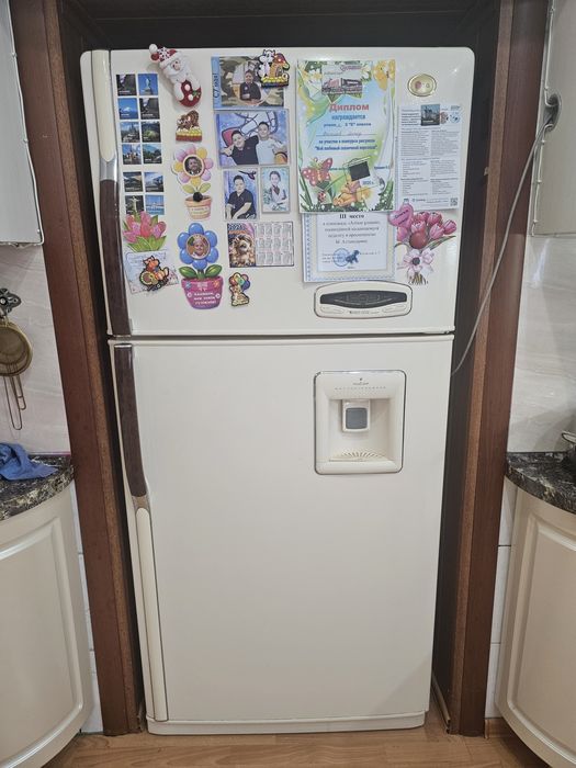 Холодильник LG большой вместительный