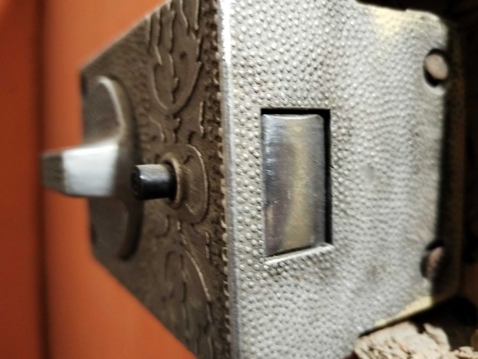 Допълнителна брава за врата езикова външна Брава за външен монтаж