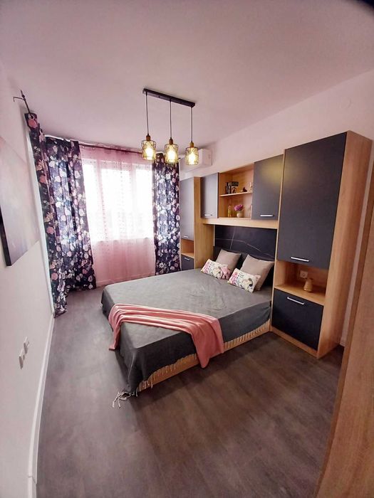 Прекрасен и просторен тристаен апартамент, ново обзавеждане, център!
