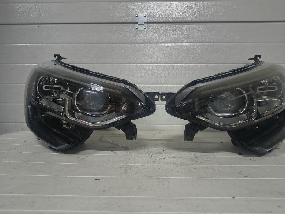 Far Stânga  Dreapta Renault Megane 4 (Halogen + LED) cod 260602792R / 260108478R