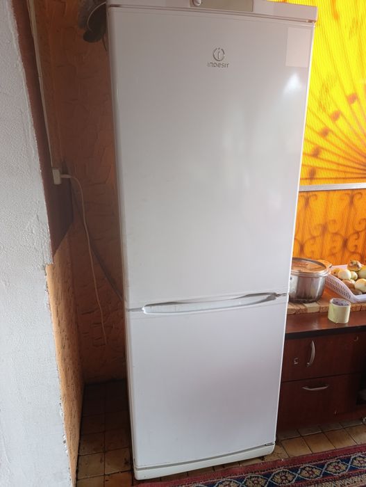 Холодильник Indesit