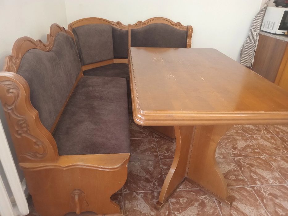 Кухонный стол, угловой диван