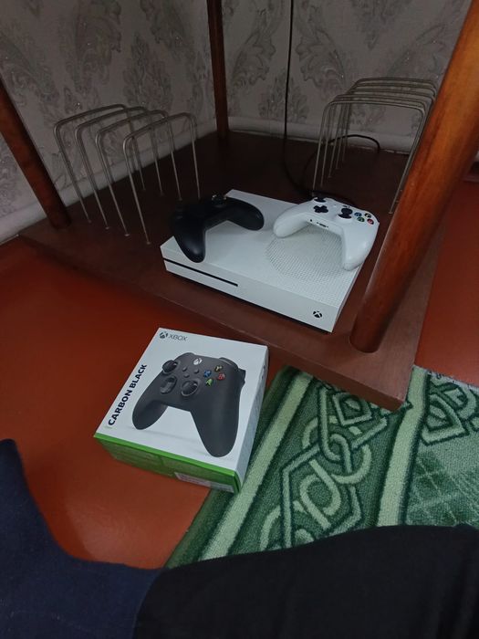 Приставка Xbox one S в отличном состоянии.
