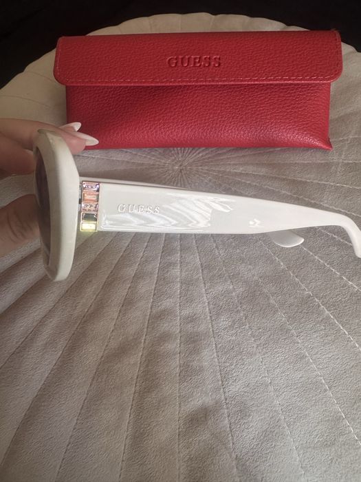 Слънчеви очила Guess в бяло