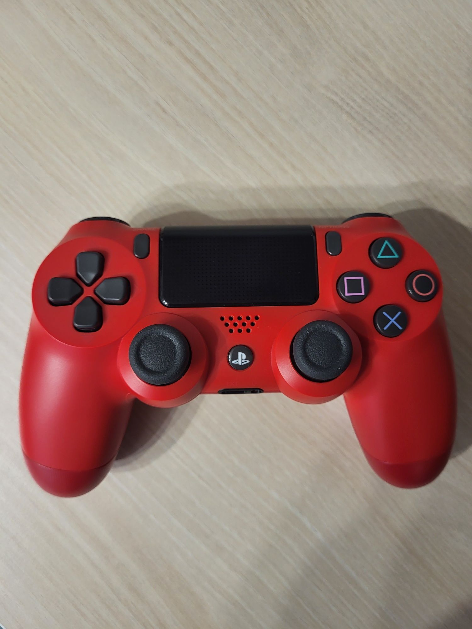 Controller Sony DualShock 4 V2 pentru PS4, Rosu