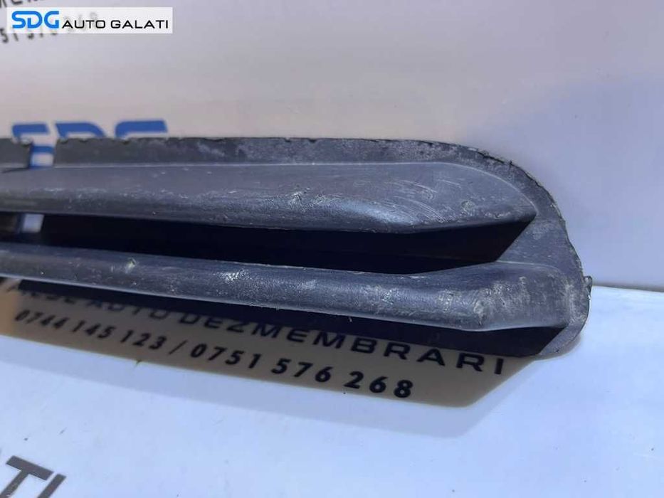 Grila Ornament Bandou Dreapta Spoiler Bara Fata BMW Seria 3 E46 1997 - 2001 Cod 8226612 51118226612 [V0231]