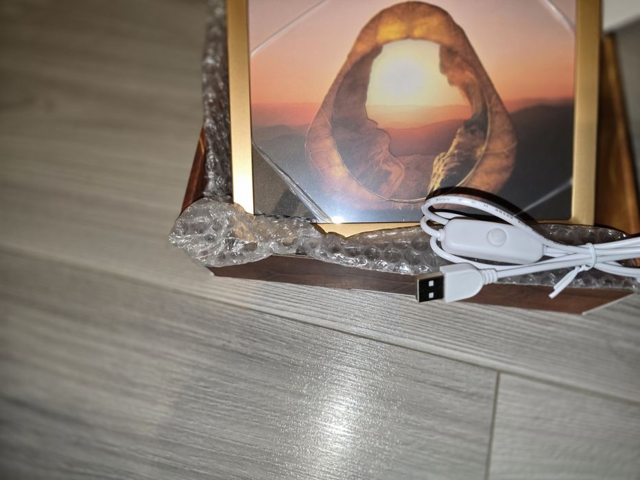 Vand lampa veghe , tablou iqos cu rama aurie Nou